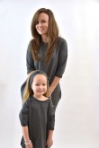2Dresowe sukienki typu tunika dla mamy i córki - szare w kropki