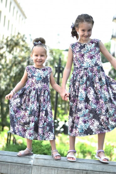 A SET OF FLOWERED DRESSES FOR SISTERS WITH A V-NECK ON THE BACK