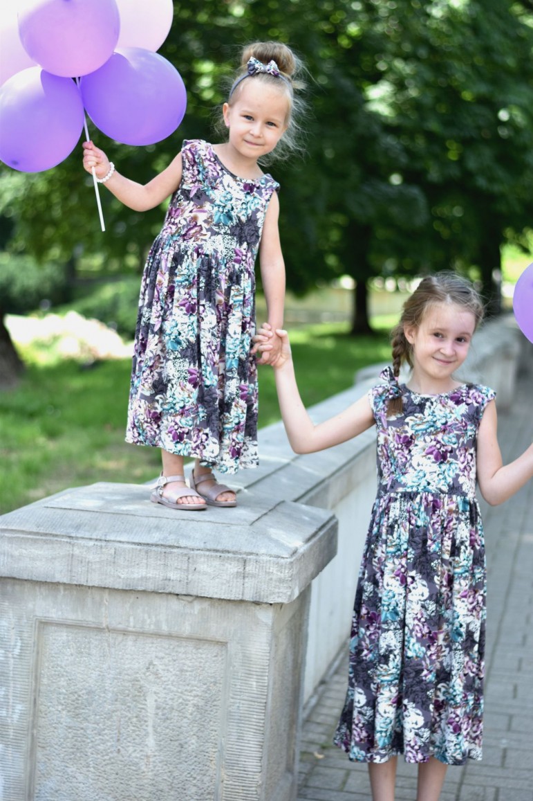 2A SET OF FLOWERED DRESSES FOR SISTERS WITH A V-NECK ON THE BACK