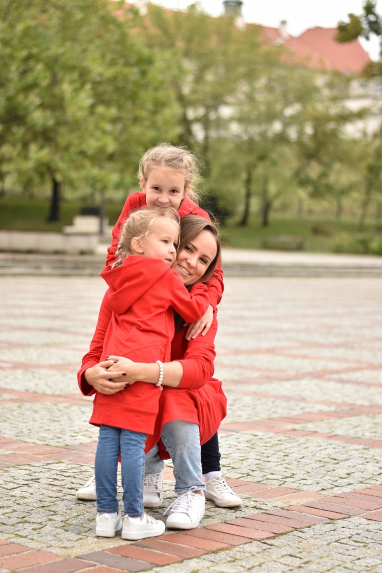 2A SET OF THE SAME HOODED SWEATSHIRTS FOR SISTERS - FAMILY IN RED
