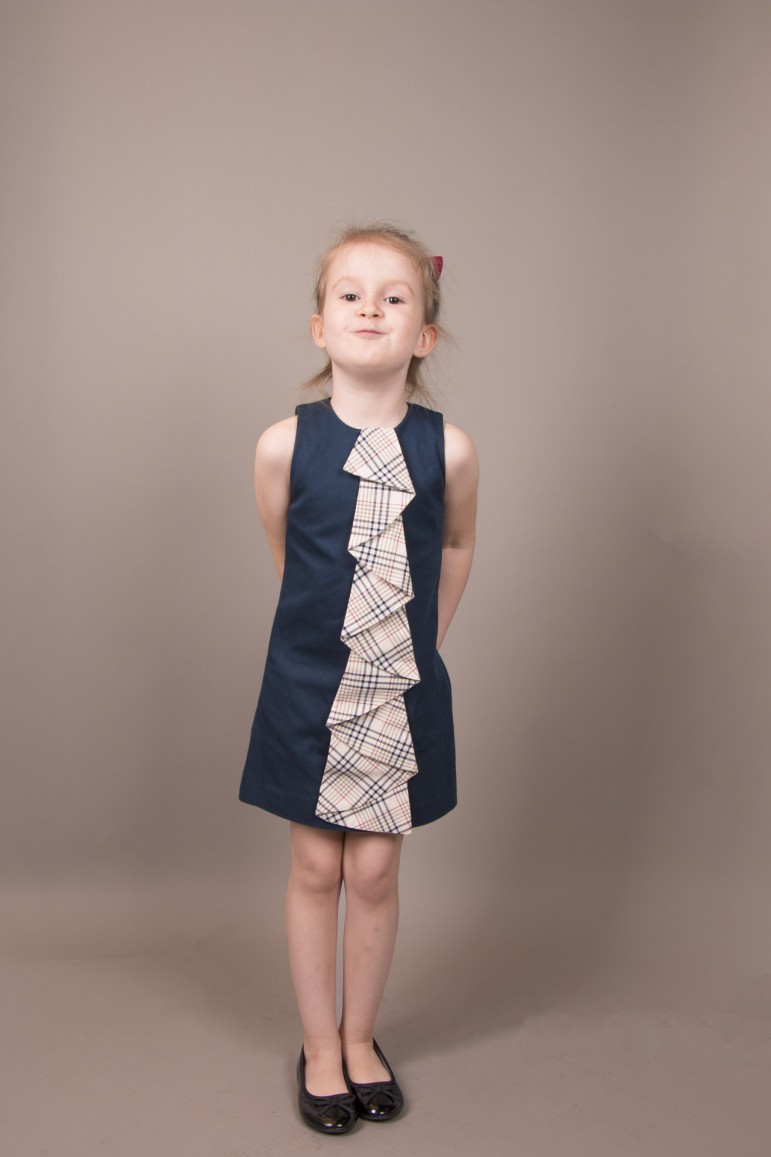 Granatowa sukienka dla dziewczynki z żabotem