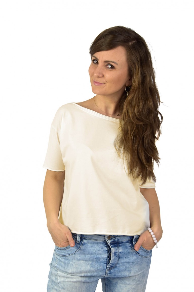 2A SET OF THREE WOMEN'S TOPS WITH A BOAT-TYPE V-NECK