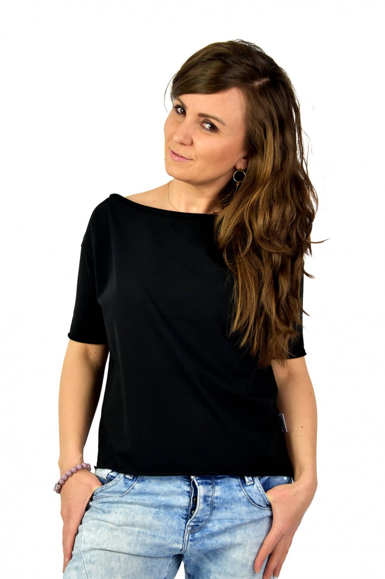 2A SET OF TWO WOMEN'S TOPS WITH A BOAT-TYPE V-NECK