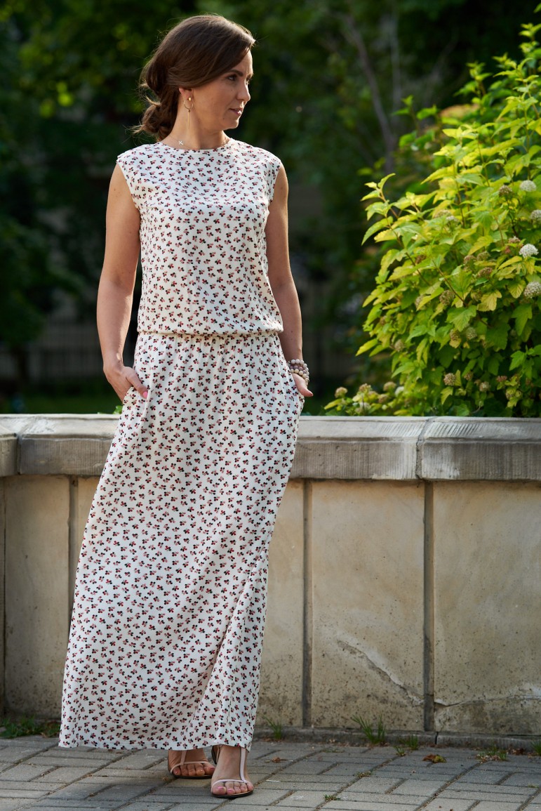 2WOMEN'S MAXI DRESS WITH A V-NECK ON THE BACK - BERRIES