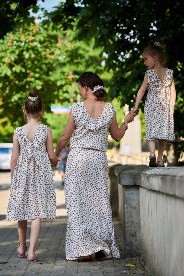 A SET OF DRESSES FOR SISTERS WITH A V-NECK ON THE BACK - BERRIES