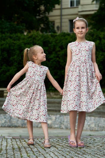 A SET OF FLOWERED SISTERS DRESSES WITH A V-NECK ON THE BACK - POWER OF FLOWERS