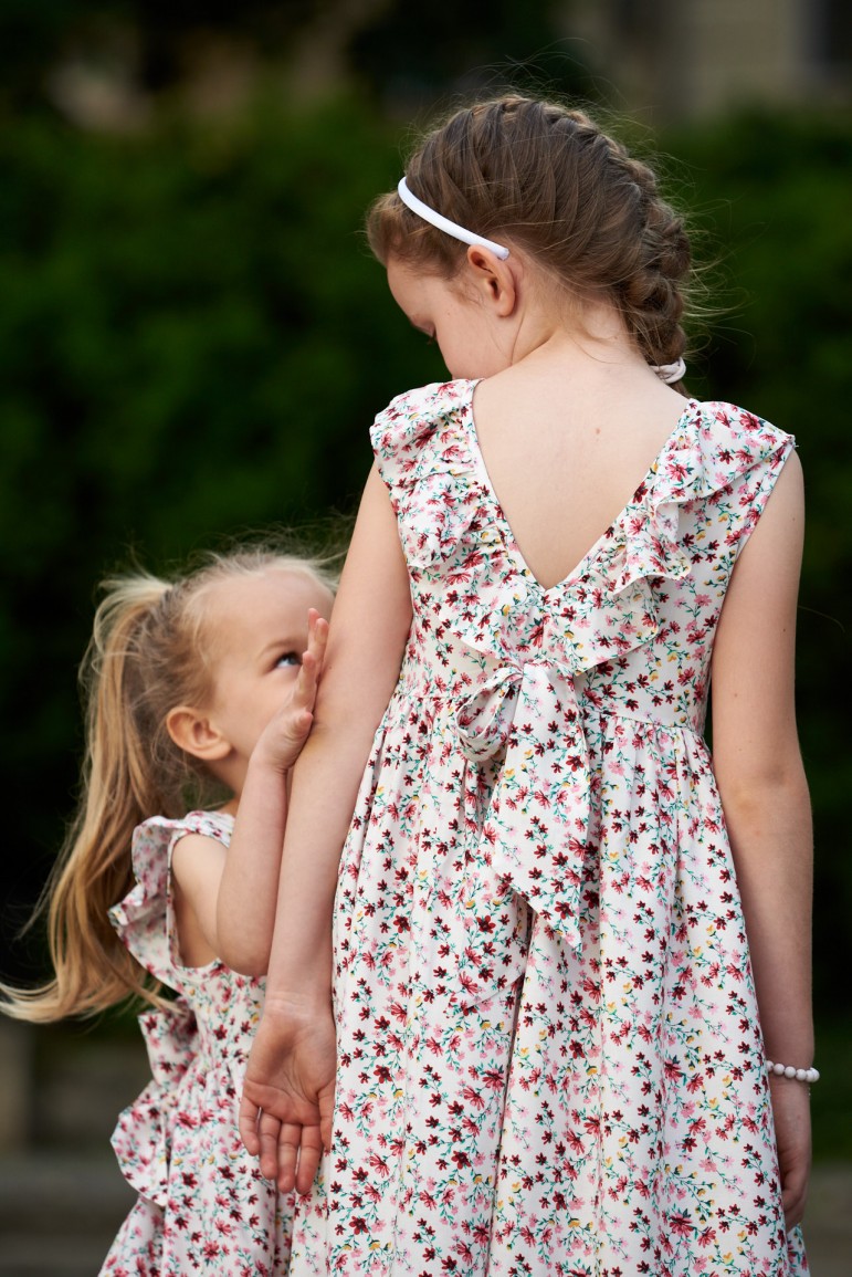 2A SET OF FLOWERED SISTERS DRESSES WITH A V-NECK ON THE BACK - POWER OF FLOWERS