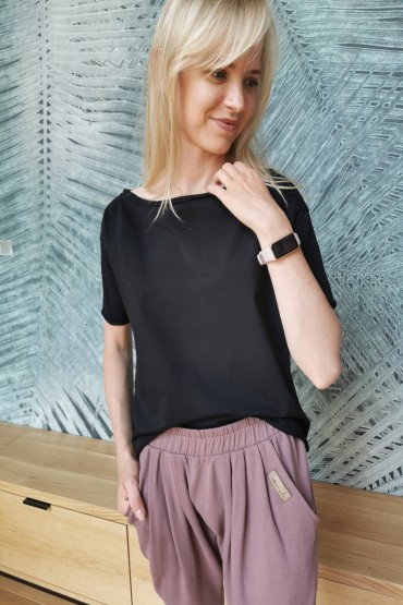 BASIC TOP WITH A BOAT-TYPE NECKLINE - BLACK