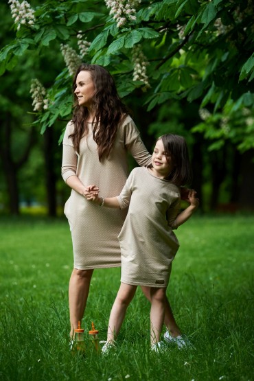 mama i córka takie same sukienki w kropki