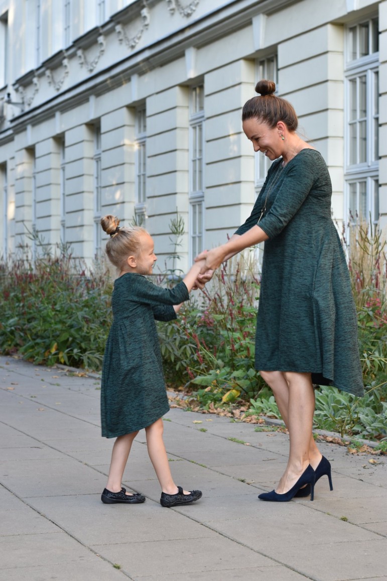 2ELEGANT DRESSES WITH EXTENDED BACK FOR MOTHER AND DAUGHTER - GREEN & BLACK