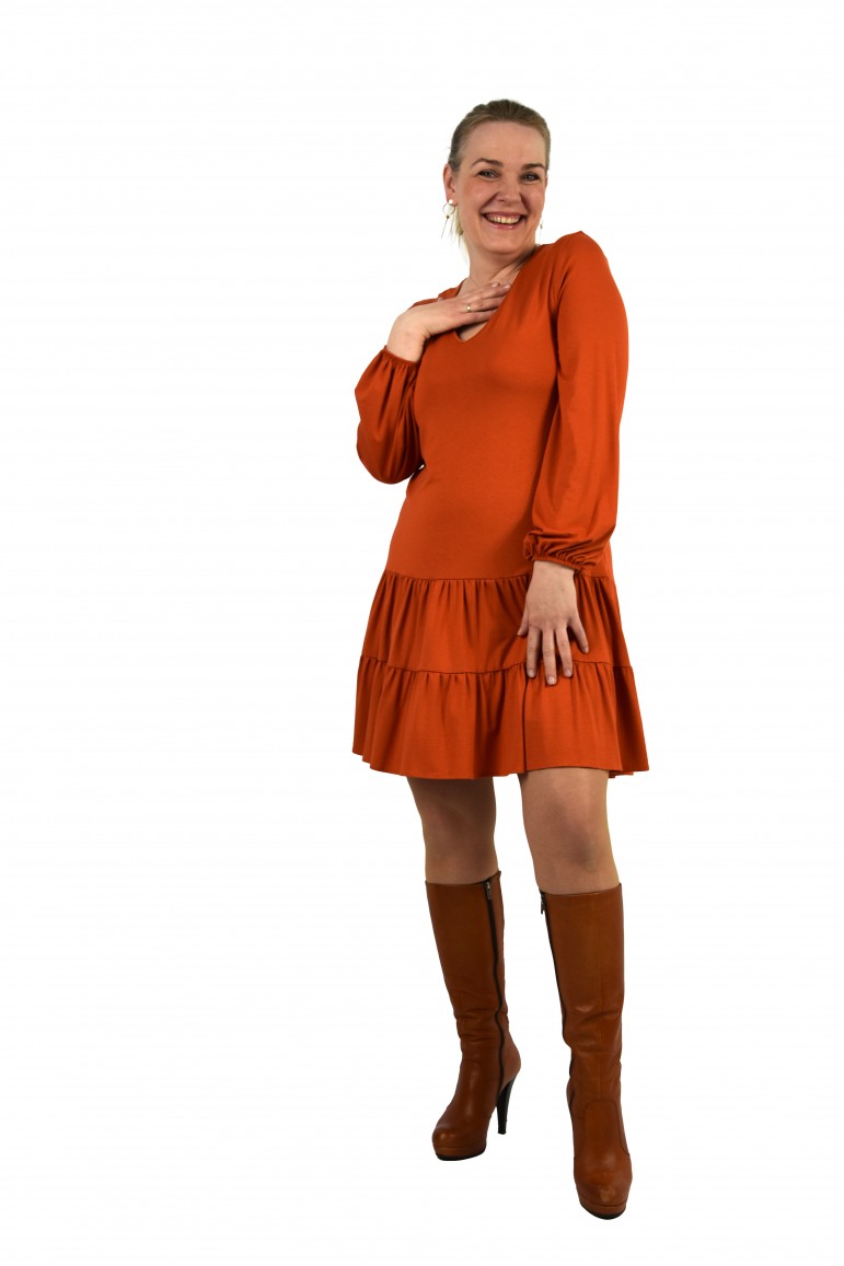2KNITTED DRESS WITH A V-NECK AND A BELT - COPPERY COLOUR, STANDARD LENGTH