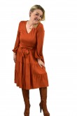 2KNITTED DRESS WITH A V-NECK AND A BELT - COPPERY COLOUR, MIDI LENGTH