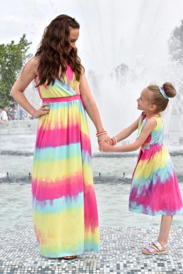 tęczowe sukienki dla mamy i córki