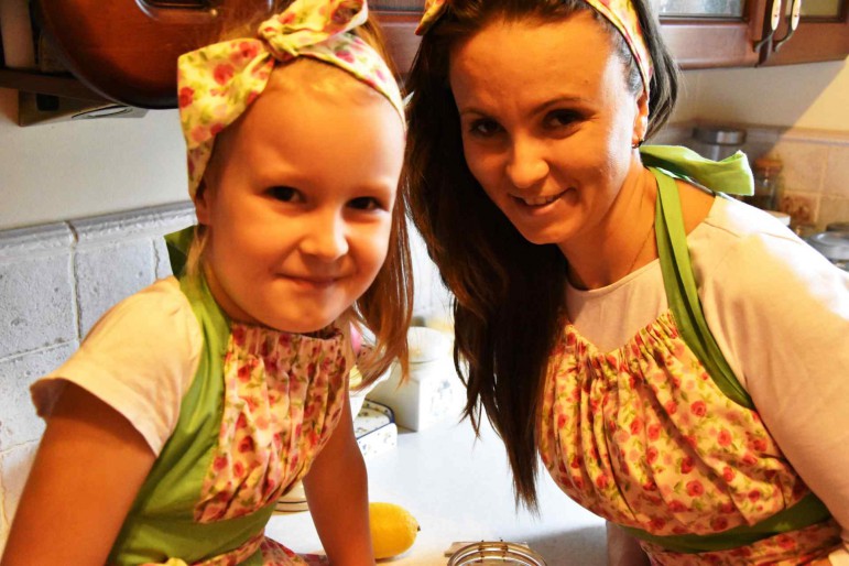 2KITCHEN APRONS FOR MOTHER AND DAUGHTER - ROSES